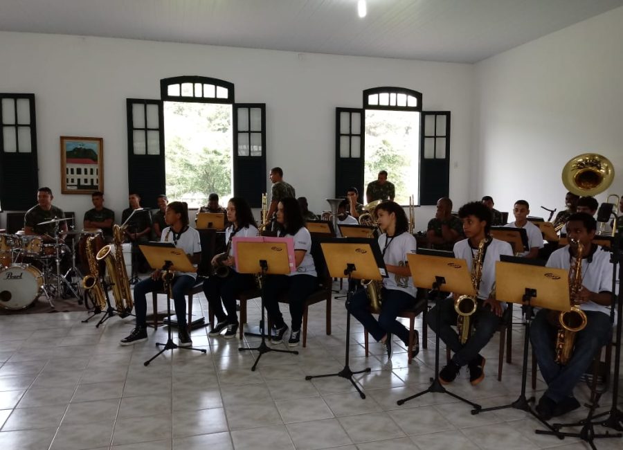 A banda Jesus de Nazaré é composta por 26 crianças do bairro Valão