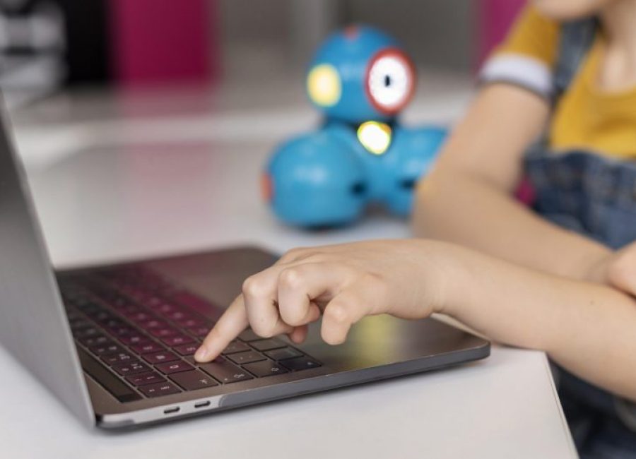 close-up-kid-typing-keyboard-920x530