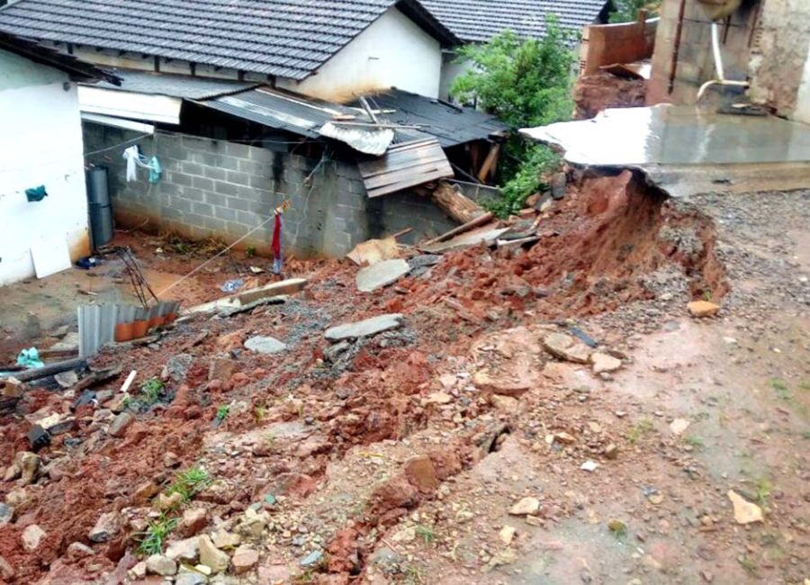 Muro que desabou na na rua João Brandão Filho no bairro Agostinho Simonato. Foto: PMCI