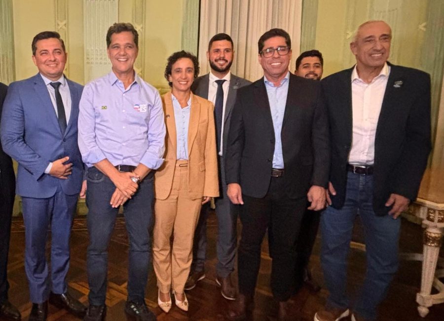 Na foto, o deputado Estadual, Wellington Callegari; o governador Ricardo Ferraço, a presidente da OAB-ES, Erica Neves; o presidente da Comissão de Direito Cooperativo da OAB-ES, Eduardo Induzzi Campana; e o diretor-executivo do Sistema OCB/ES, Carlos André Santos de Oliveira