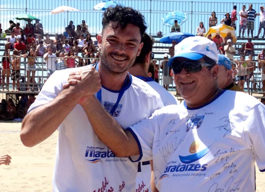 O prefeito Tininho com um ator global durante o Futebol dos Artistas, em 2014