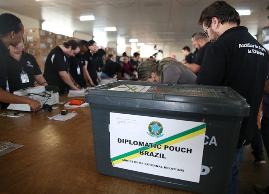 19.09.2018 
O Tribunal Regional Eleitoral do Distrito Federal (TRE-DF) realiza hoje (19) as cerimônias de carga e lacração das 680 urnas eletrônicas que irão para o exterior para serem utilizadas na eleição para presidente da República

Foto: José Cruz/Agência Brasil