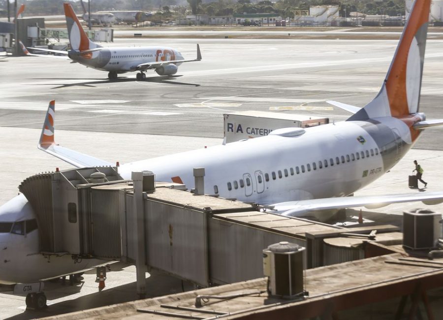 Movimentação de aviões comerciais no aeroporto de Brasília.